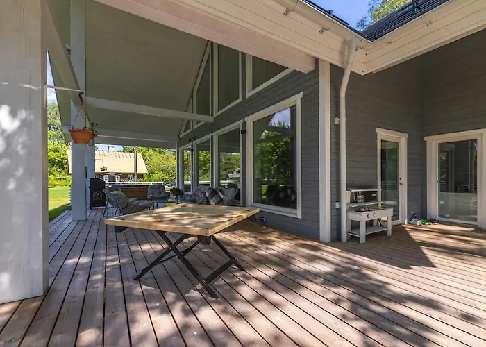 Modern With Sauna & Hot Tub